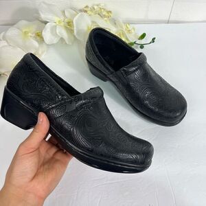 Baretraps womens Clogs size 8.5 Black